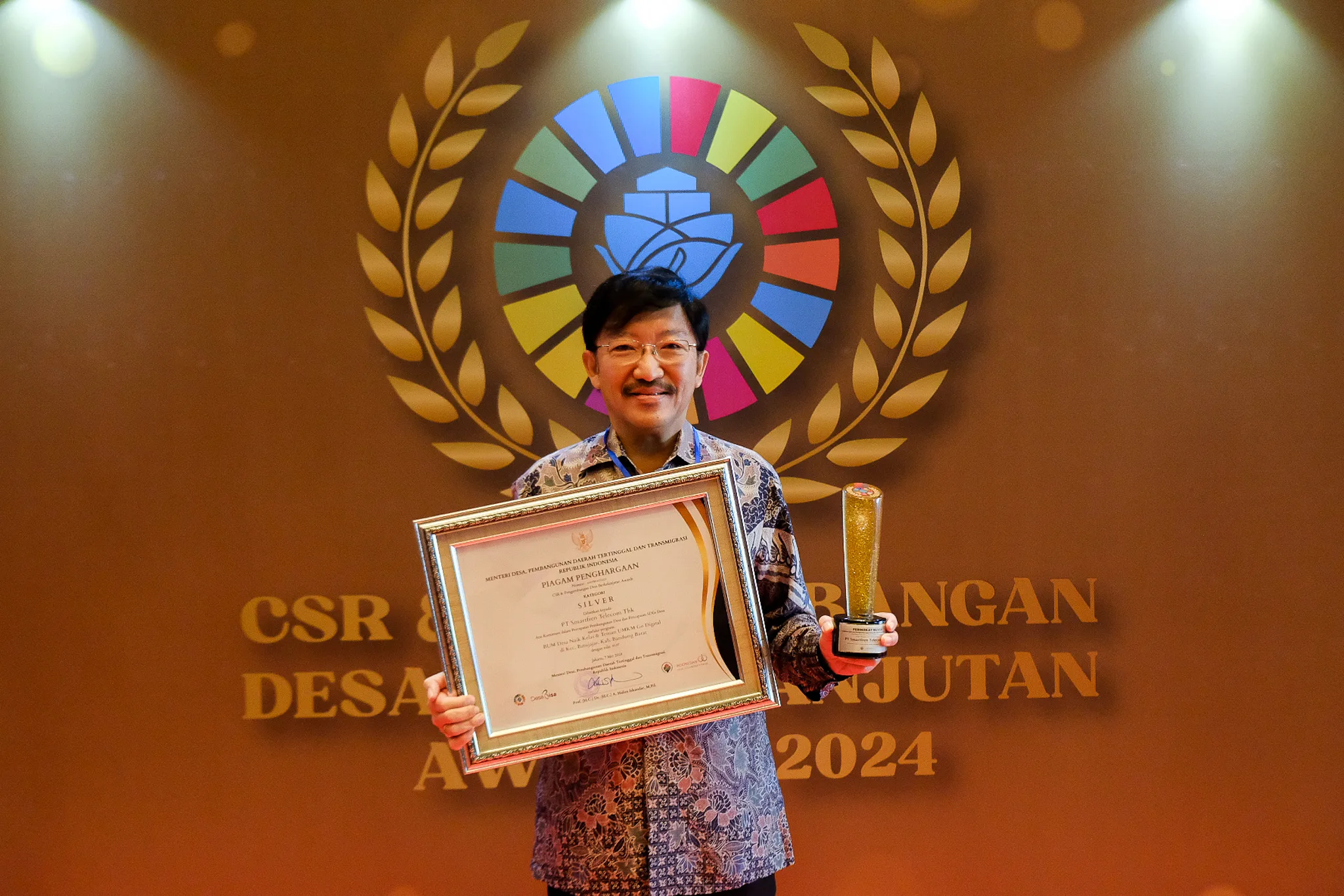 Marco Sumampouw, Direktur Smartfren, menerima penghargaan CSR & PDB Awards 2024, Kemendes PDTT, di Jakarta, Selasa (7/5/2024). Ist.