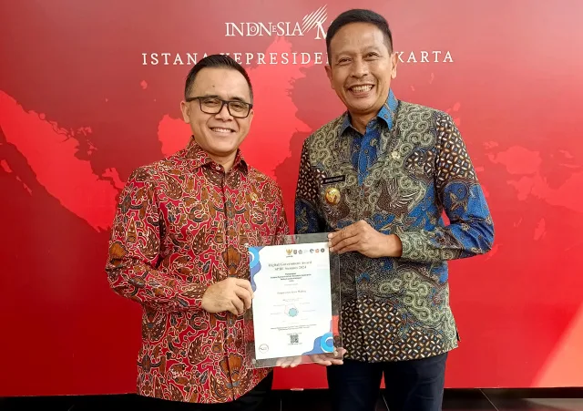 Menteri Pendayagunaan Aparatur Negara dan Reformasi Birokrasi (PANRB) Abdullah Azwar Anas dan Penjabat Wali Kota Malang Wahyu Hidayat (kanan) saat Digital Government Award 2024 di Istana Negara, Jakarta, Senin (27/5). Foto: Diskominfo Kota Malang