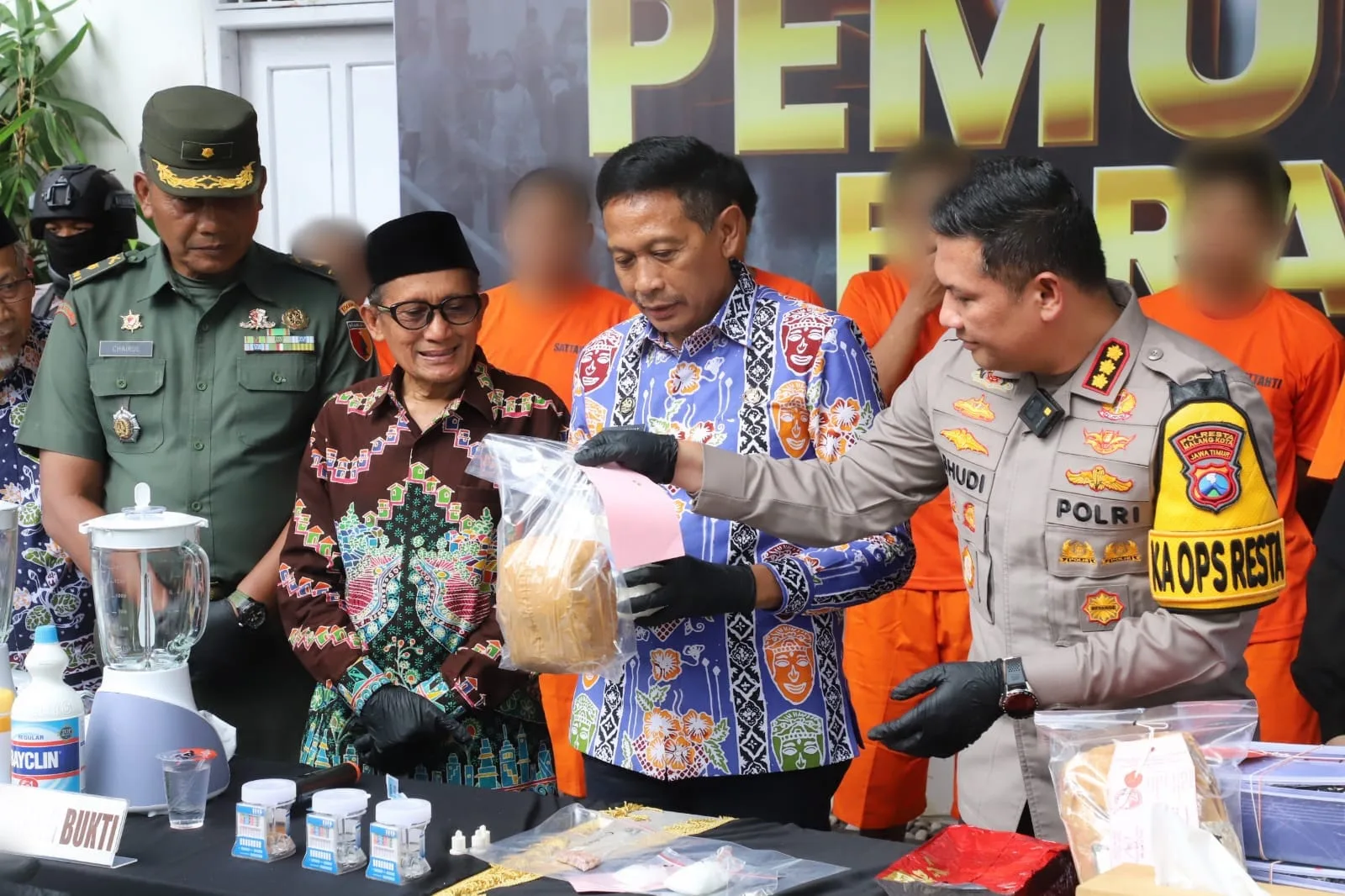 memusnahkan barang bukti narkoba bersama jajaran Forkopimda Kota Malang, Rabu (22/5)