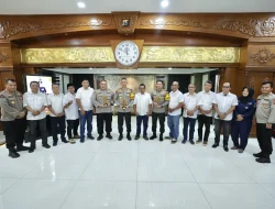 Pemilu Aman, PWI Jatim Beri Prapanca Award 2024 kepada Kapolda Jatim