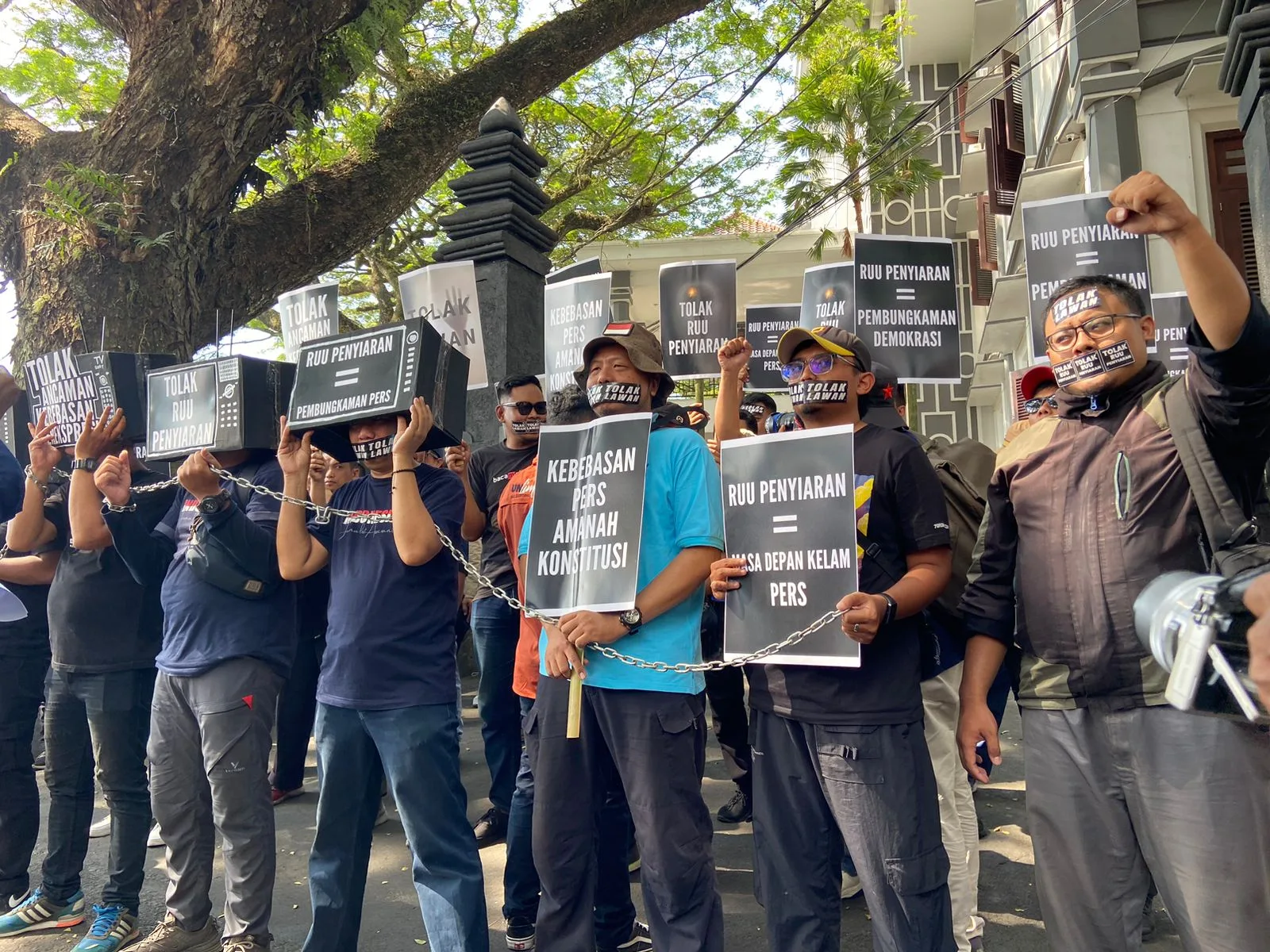 Wartawan di Malang unjuk rasa ke DPRD Kota Malang menolak Draft RUU Penyiaran, Jumat (17/5/2024). Ist