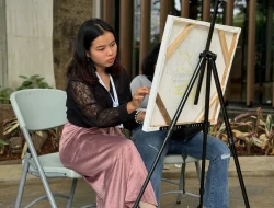 Mahasiswi Tuli Berpartisipasi di Pameran dan Lelang  Lukisan Voice of Colors