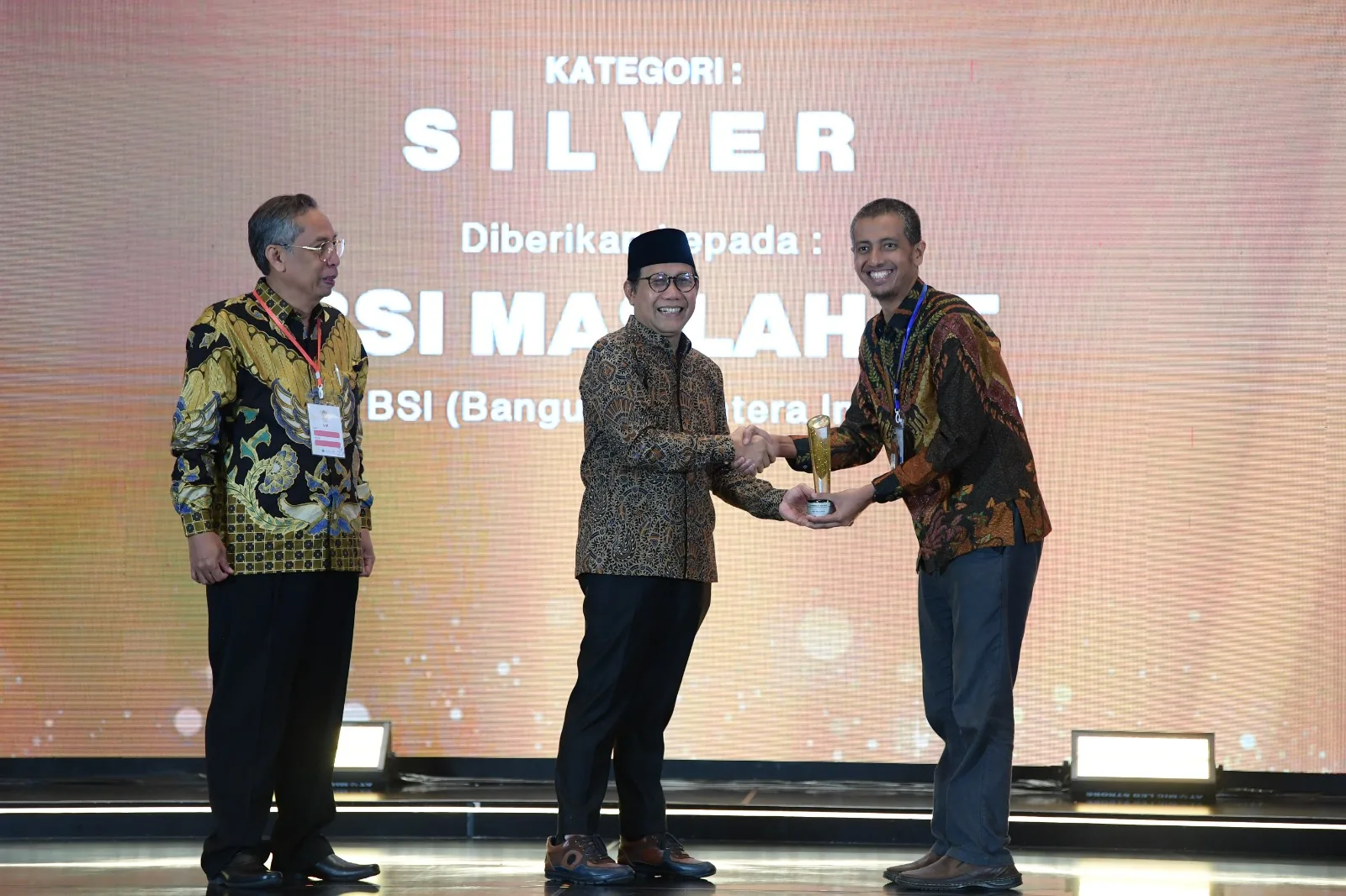 Menteri Desa, Pembangunan Daerah Tertinggal, dan Transmigrasi, Abdul Halim Iskandar serta Ketua Umum Forum Keberlanjutan Sosial Indonesia (ISSF), Sudarmanto, menyerahkan penghargaan kategori silver untuk program Desa BSI (Bangun Sejahtera Indonesia) di CSR & PDB (Pengembangan Desa Berkelanjutan) Awards 2024 kepada Direktur Empowerment & Education BSI Maslahat, Rusdi Musa Ishak,  di The Westin Hotel, Jakarta, Selasa (7/5/20924). Ist.
