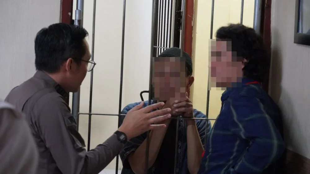S (tengah) yang divonis 2 tahun penjara Majelis hakim Pengadilan Negeri Kepanjen, Kabupaten Malang, Jawa Timur. Istimewa