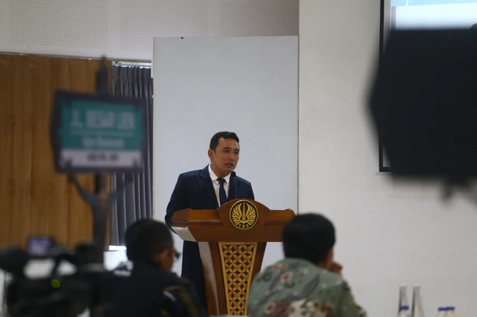 Dosen Bahasa Indonesia Universitas Muhammadiyah Malang, Faizin, saat mempertahankan ujian disertasi di Universitas Negeri Surabaya, Jumat (21/6/2024). Ist