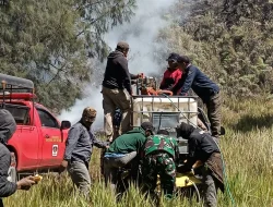 Gunung Batok Terbakar Saat Yadnya Kasada