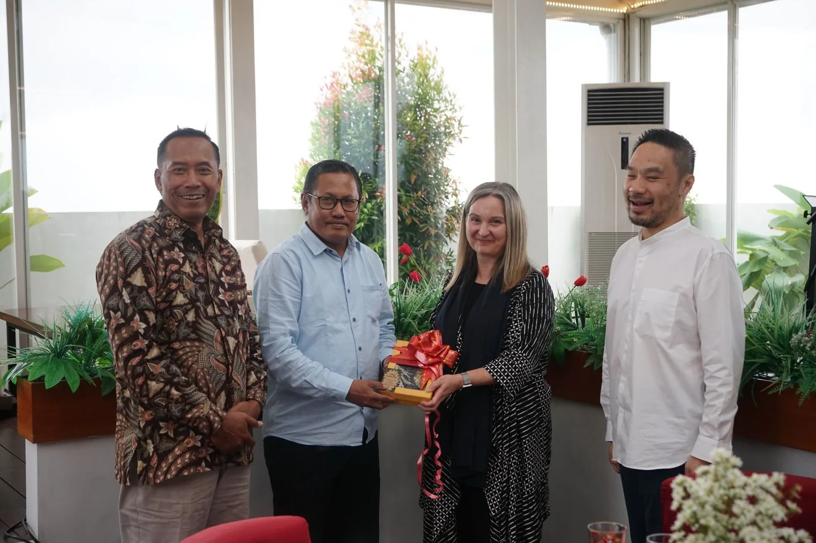Rektor UMM, Prof Nazaruddin Malik bersama Helen Bailey , Deputy Vice President Global Business Development KCL, di Malang, Selasa (25/6/2024). Ist