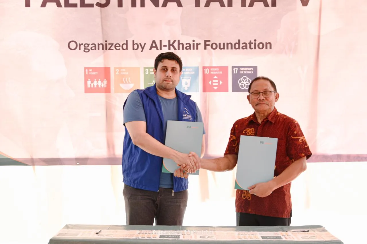 Direktur Al-Khair Foundation Southeast Asia, Mohab Alamawi (kiri) dan Direktur Eksekutif BSI Maslahat, Sukoriyanto Saputro, bertukar dokumen oada serah terima bantuan Palestina tahap V dilakukan di Rumah Qur’an BSI (Bina Santri Indonesia) Parung,  Rabu (19/6/2024). Ist