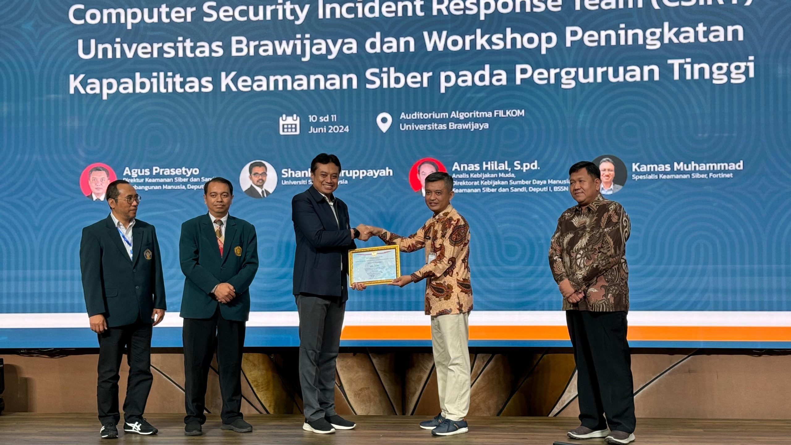 Direktur Keamanan Siber dan Sandi Pembangunan Manusia BSSN, Agus Prasetya (kanan), kepada WR IV Bidang Kerjasama dan Internasionalisasi UB, Andi Kurniawan, dalam  Peresmian (CSIRT) Universitas Brawijaya dan Workshop Peningkatan Kapabilitas Keamanan Siber pada Perguruan Tinggi, di Malang, Senin (10/6/2024). Ist.