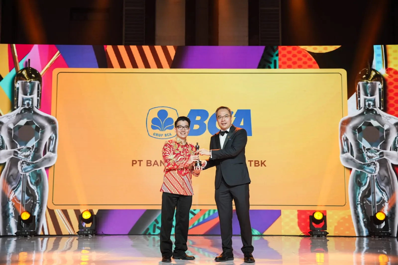 SVP Human Capital Management PT Bank Central Asia Tbk (BCA), Yonathan Kurniawan (kiri) menerima secara langsung penghargaan pada ajang HR Asia Award 2024. Ist