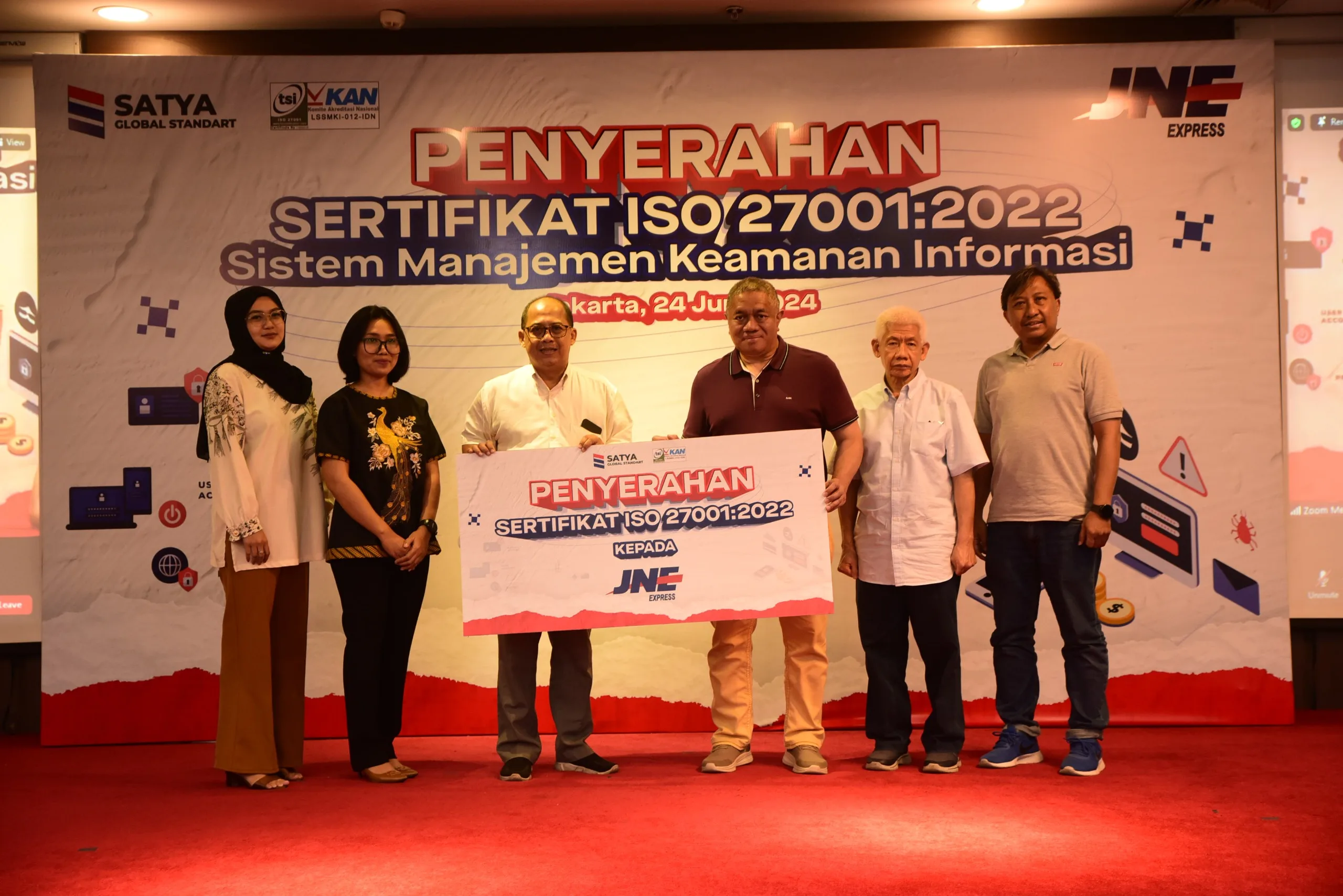 Dari kiri foto bersama perwakilan manajemen PT. TSI Sertifikasi Internasional dan manajemen JNE Express