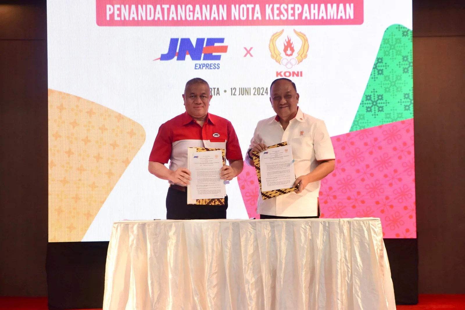 Penandatanganan Nota Kesepahaman antara JNE dan KONI dilakukan oleh Mohamad Feriadi Soeprapto selaku Presiden Direktur JNE Express (kiri) dengan Let. Jend TNI (Purn) Marciano Norman selaku Ketua Umum Koni di Kantor Pusat JNE, Jl. Tomang Raya 11, Jakarta Barat, Rabu (12/6/2024). Ist
