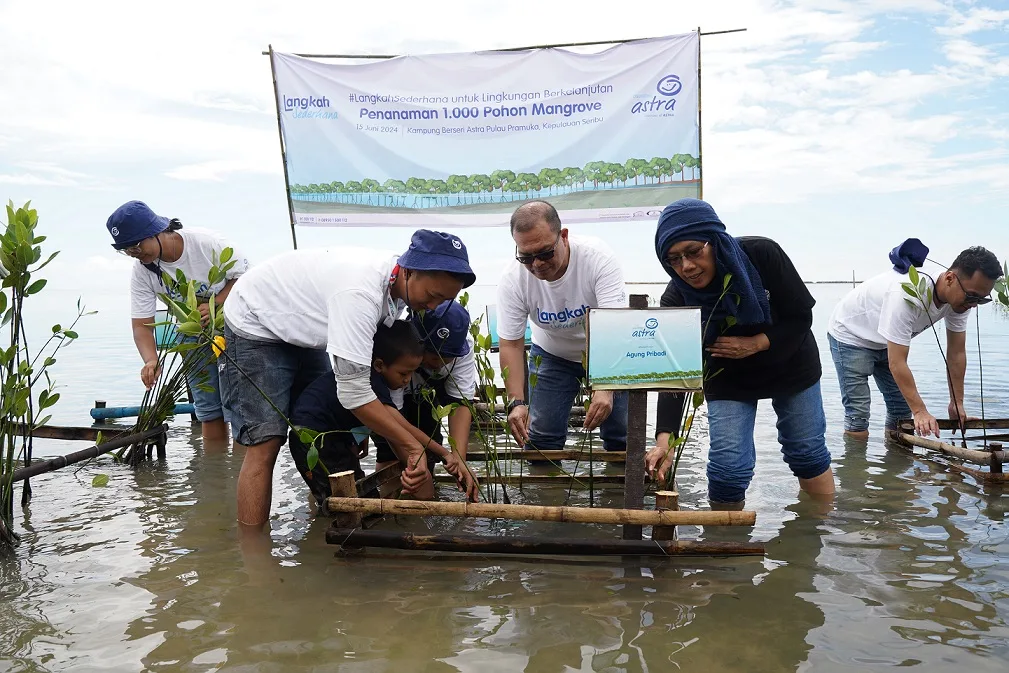 Chief Compliance & Risk Management Asuransi Astra, Widya Adi Tjahjono bersama para pelanggan dan perwakilan warga sekitar bersama-sama menanam bibit pohon mangrove di Kampung Berseri Astra (KBA) Pulau Pramuka, Kabupaten Administrasi Kepulauan Seribu, Sabtu (15/6/2024). Ist