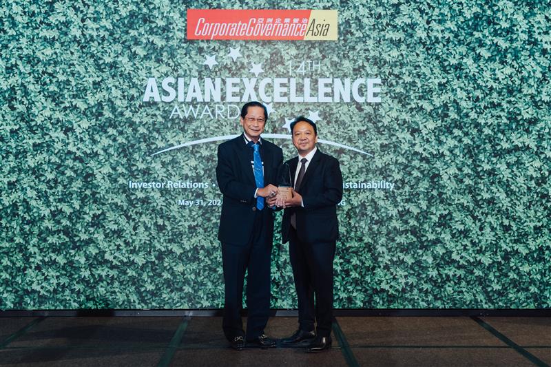 Presiden Direktur BCA, Jahja Setiaatmadja (kiri) memenangkan penghargaan Asia’s Best CEO pada 14th Asian Excellence Award 2024 di Hongkong, Jumat (31/5/2024) lalu. Ist.
