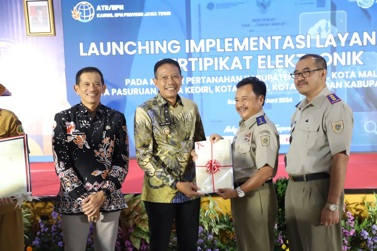 Pj. Walikota Malang, Dr. Ir. Wahyu Hidayat, MM (ketiga dari kanan) saat Launching Impelementasi Layanan Sertifikat Elektronik di Kantor Wilayah Badan Pertanahan Nasional Jawa Timur Jalan Gayung Kebonsari, Surabaya, Senin (3/6). Foto: Dok. Prokompim Kota Malang