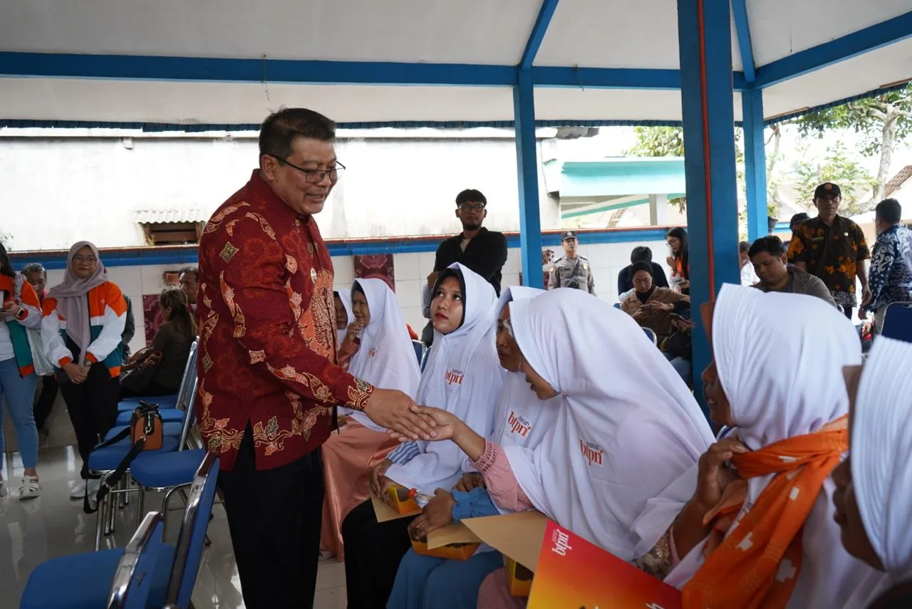 Wakil Bupati Malang Didik Gatot Subroto menyalami ibu-ibu nasabah BTPN Syariah warga Singosari yang menerima hadiah umrah di Balai Desa Wonorejo, Kecamatan Singosari, Kabupaten Malang, Kamis (20/6). Foto: Dok. BTPN Syariah