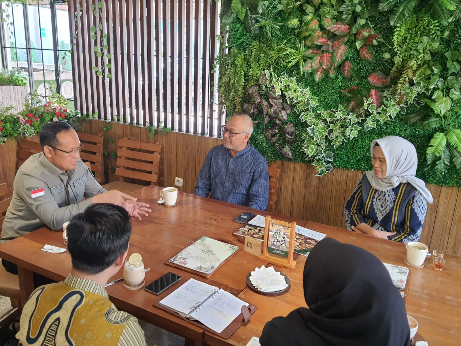 Dirjen PDP Sugito (kiri) berbincang dengan Tim Pusat Studi Pembangunan Desa UB. Ist