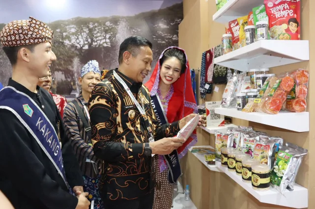 Penjabat Wali Kota Malang Wahyu Hidayat mengunjungi stan Pemkot Malang saat ajang Indonesia City Expo (ICE) di Kota Balikpapan, Kalimantan Timur, Rabu (5/6). Foto: Dok. Pemkot Malang