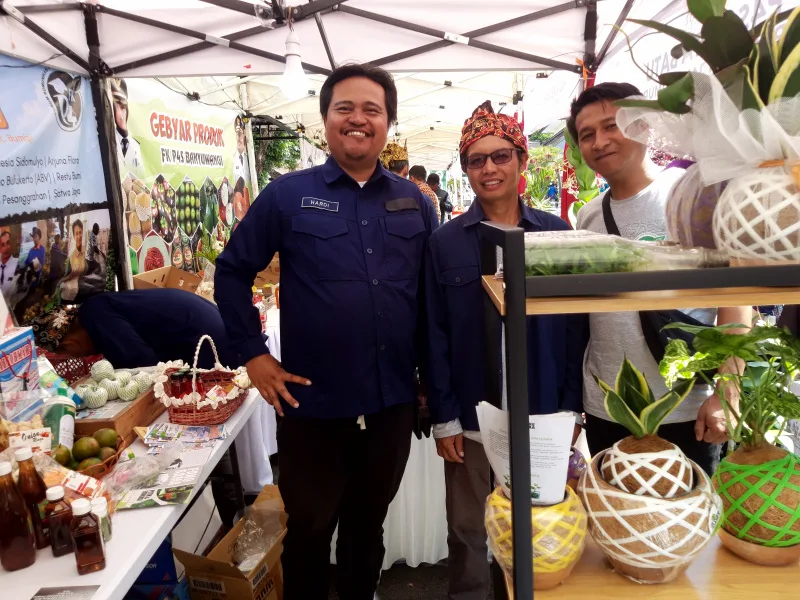 Ketua P4S Bumiaji Sejahtera Rakhmat Hardiyanto (kiri) bersama petani milenial saat mengikuti gelar produk P4S Provinsi Jawa Timur binaan Balai Besar Pelatihan Pertanian, Ketindan, Rabu (5/6). Foto: Tugusatu/Bagus Suryo