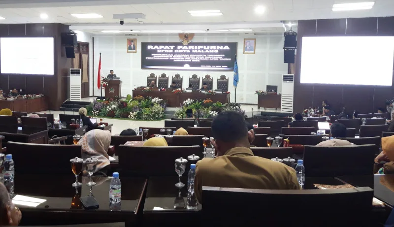 Rapat paripurna DPRD Kota Malang tentang penyampaian jawaban wali kota terhadap pandangan umum fraksi atas ranperda pertanggungjawaban pelaksanaan APBD tahun anggaran 2023, Senin (10/6). Foto: Tugusatu/Bagus Suryo