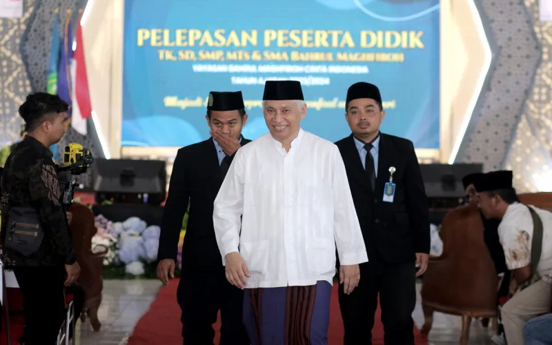 Pengasuh Pondok Pesantren Bahrul Maghfiroh, Kota Malang, Jawa Timur, KH. Profesor Mochamad Bisri saat acara wisuda, Sabtu (15/6). Foto: Dok. Pesantren Bahrul Maghfiroh