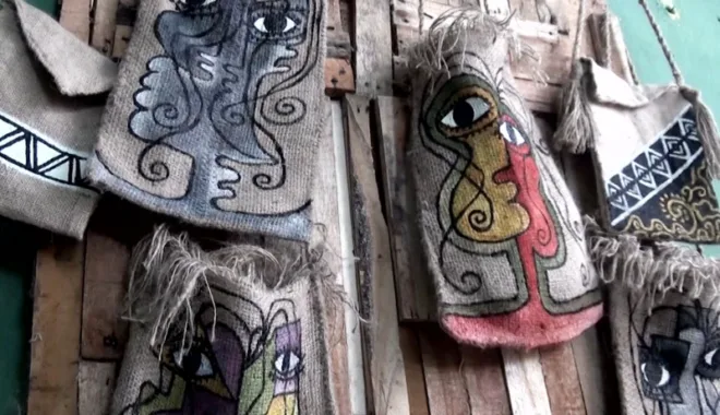 Berbagai model tas fesyen berbahan karung goni.