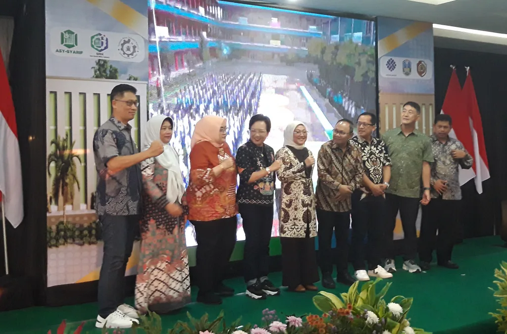 Menteri Ketenagakerjaan Dr. Hj. Ida Fauziyah, M.Si (tengah) saat peluncuran SMK Asy-Syarif Mitra Industri di Mojokerto, Jawa Timur, Sabtu (22/6). Foto: Tugusatu/Bagus Suryo