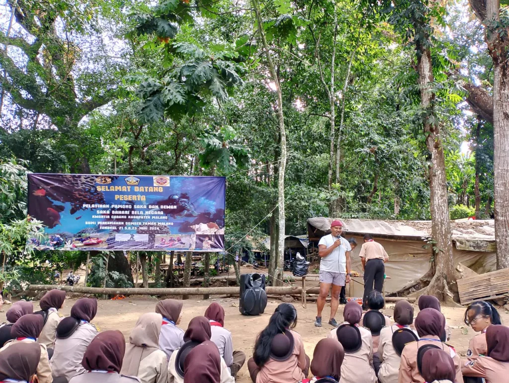 Ketua Rescue Bela Negara Malang Raya Ganif Djuwadi melatih Pramuka kemampuan pertolongan di air, Jumat (21/6). Foto: Tugusatu/Dok. Rescue Bela Negara Malang