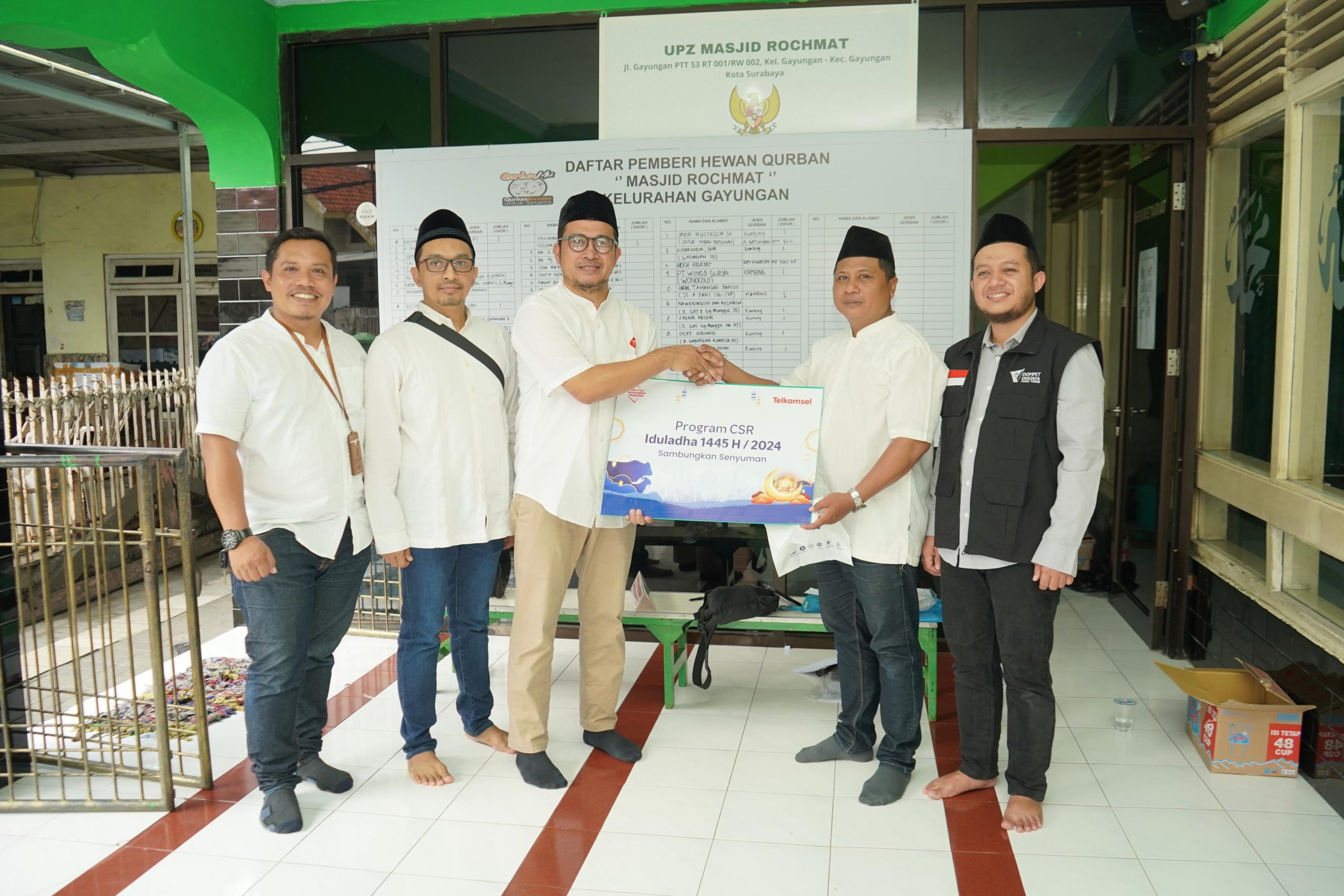 Karyawan Telkomsel bersama perwakilan Dompet Dhuafa saat menyerahkan satu ekor sapi di Masjid Rochmat Gayungan Surabaya yang berlokasi di sekitar kantor operasional Telkomsel. Ist