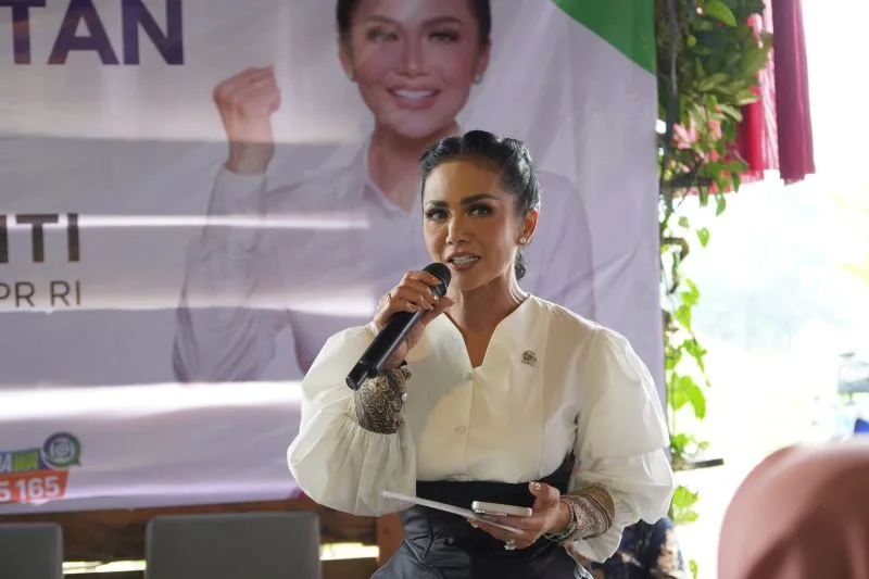 Krisdayanti, artis Jakarta dan Anggota DPR RI, pada Sosialisasi Program JKN kepada warga Desa Pandan Rejo, Kecamatan Bumiaji, Kota Batu dan Desa Pendem, Kecamatan Junrejo, Kota Batu, Kamis (6/6/2024). Ist.