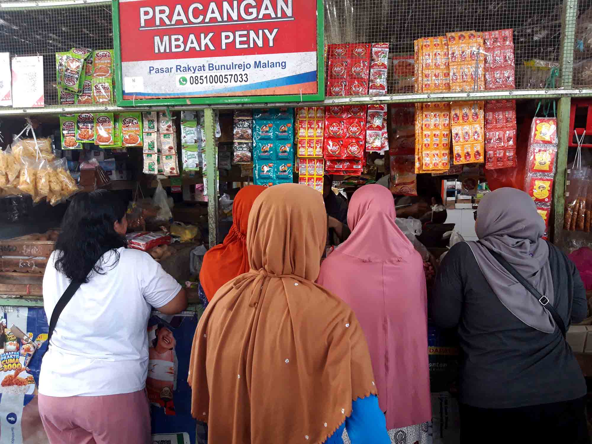 Konsumen sedang belanja di Pasar Bunulrejo, Kota Malang. Foto: Tugusatu/Bagus Suryo