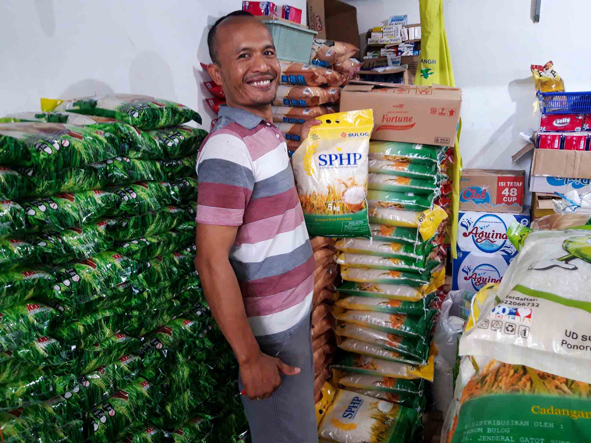 Supriyono, pedagang beras di Pasar Bunulrejo, Kota Malang. Foto: Tugusatu/Bagus Suryo