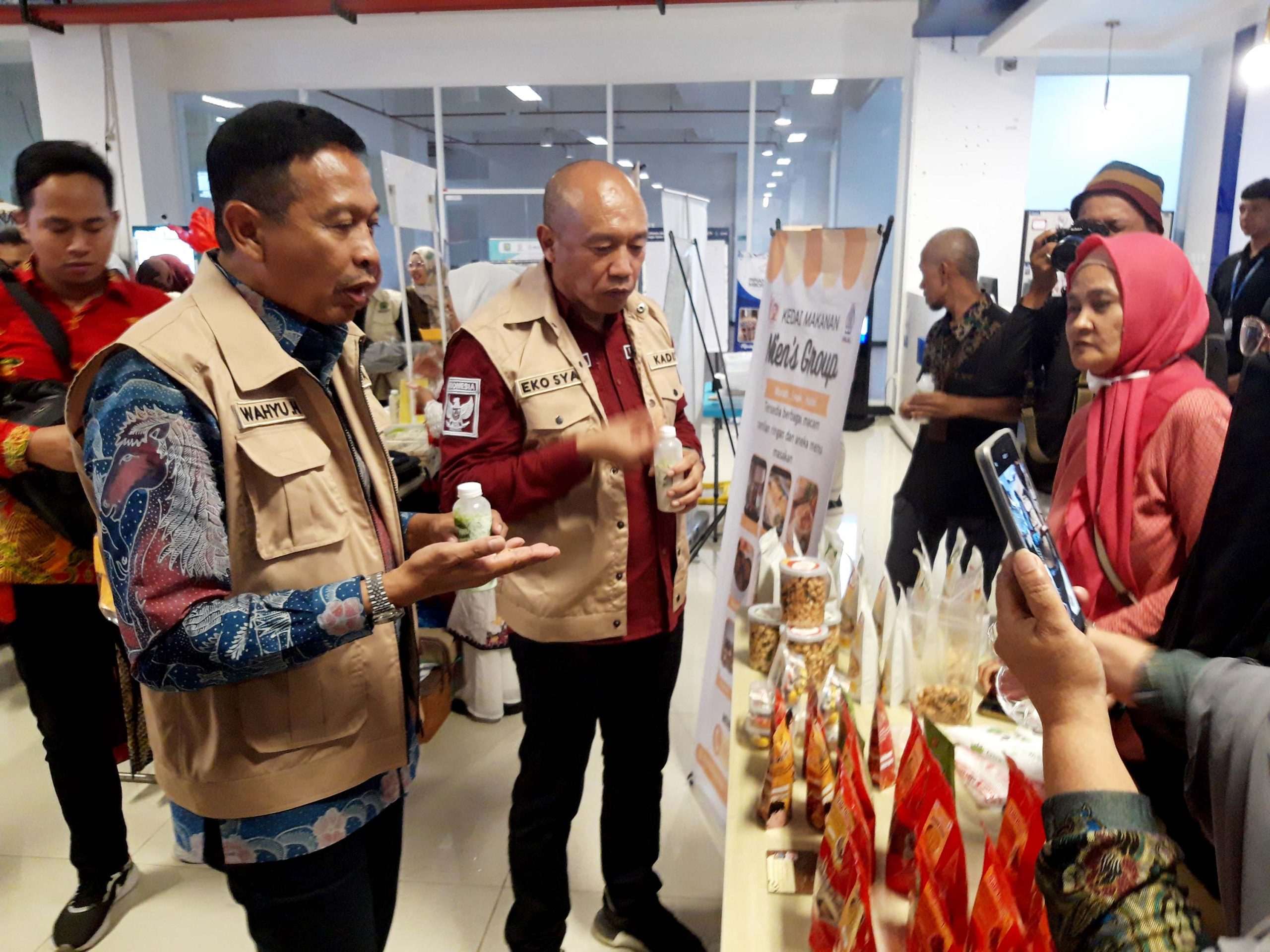 Penjabat Wali Kota Malang Wahyu Hidayat meninjau stan UMKM saat peluncuran Sahabat UMKM di MCC, Jumat (28/6). Foto: Tugusatu/Bagus Suryo