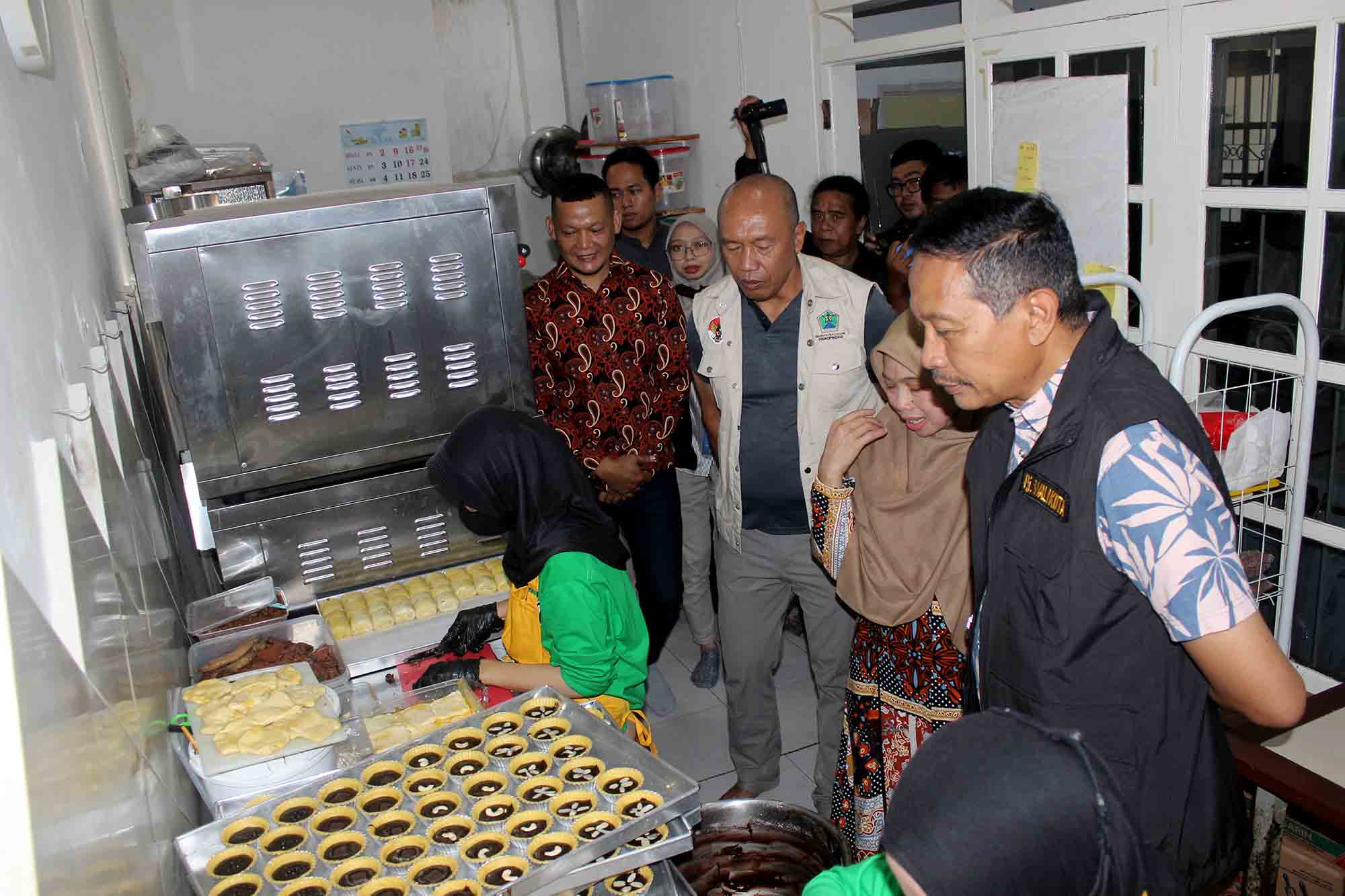 Penjabat Wali Kota Malang Wahyu Hidayat dan Kepala Diskoperindag Eko Sri Yuliadi mengunjungi UMKM bolen khas Malang, Selasa (18/6). Tugusatu/Bagus Suryo