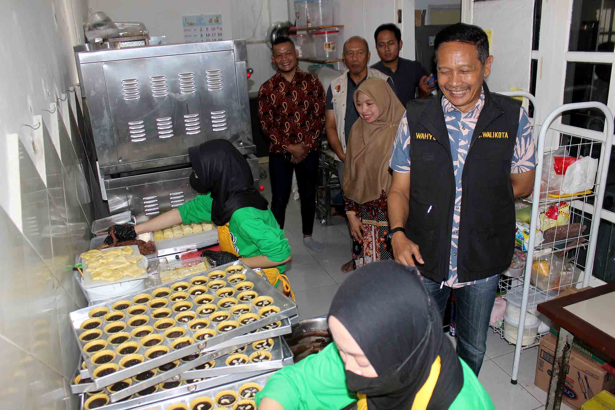 Penjabat Wali Kota Malang Wahyu Hidayat dan Kepala Diskoperindag Eko Sri Yuliadi mengunjungi UMKM bolen khas Malang, Selasa (18/6). Tugusatu/Bagus Suryo