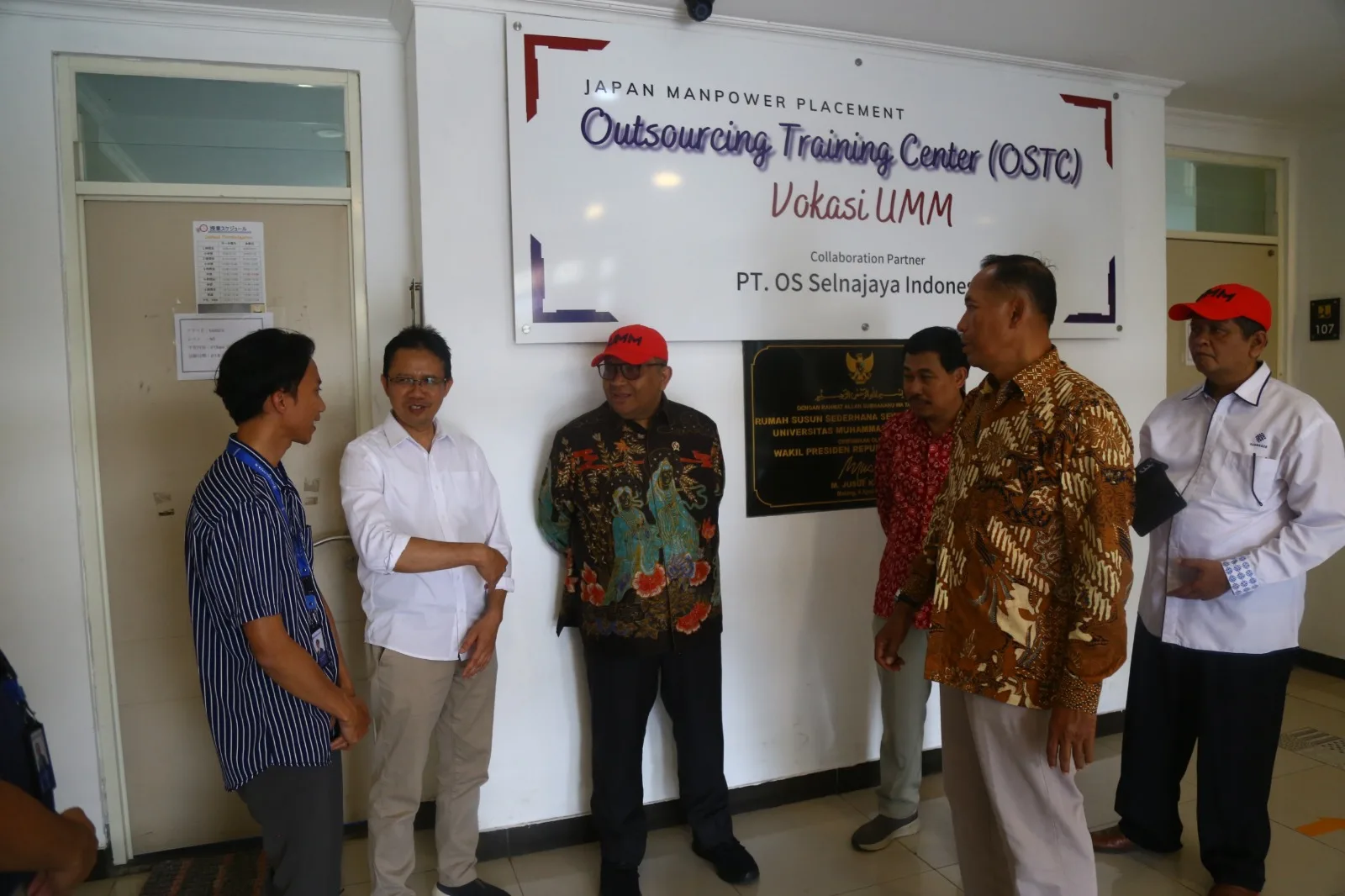 Wakil Menteri (Wamen) Ketenagakerjaan,  Afriansyah Noor (tiga dari kiri) didampingi BPH UMM, Prof Fauzan, saat mengunjungi gedung Vokasi UMM, Kamis (27/6/2024). Ist