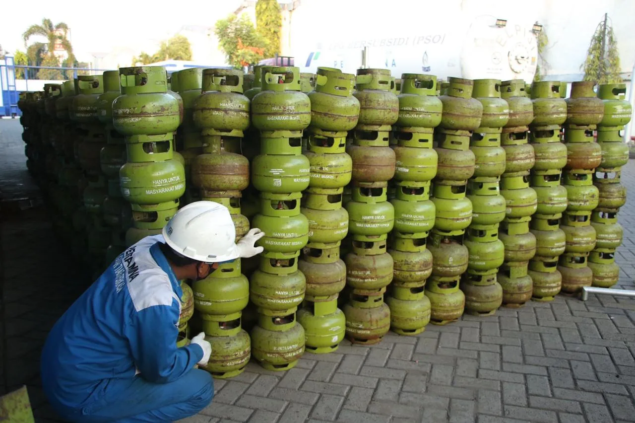 Petugas saat melakukan QC Kondisi tabung LPG 3kg. Ist