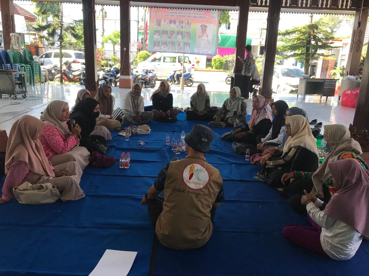 Suasana belajar mendongeng relawan Sanggar Dongeng Kepompong di Pendapa Kecamatan Turen, Kab. Malang, Minggu (23/6/2024). Ist.