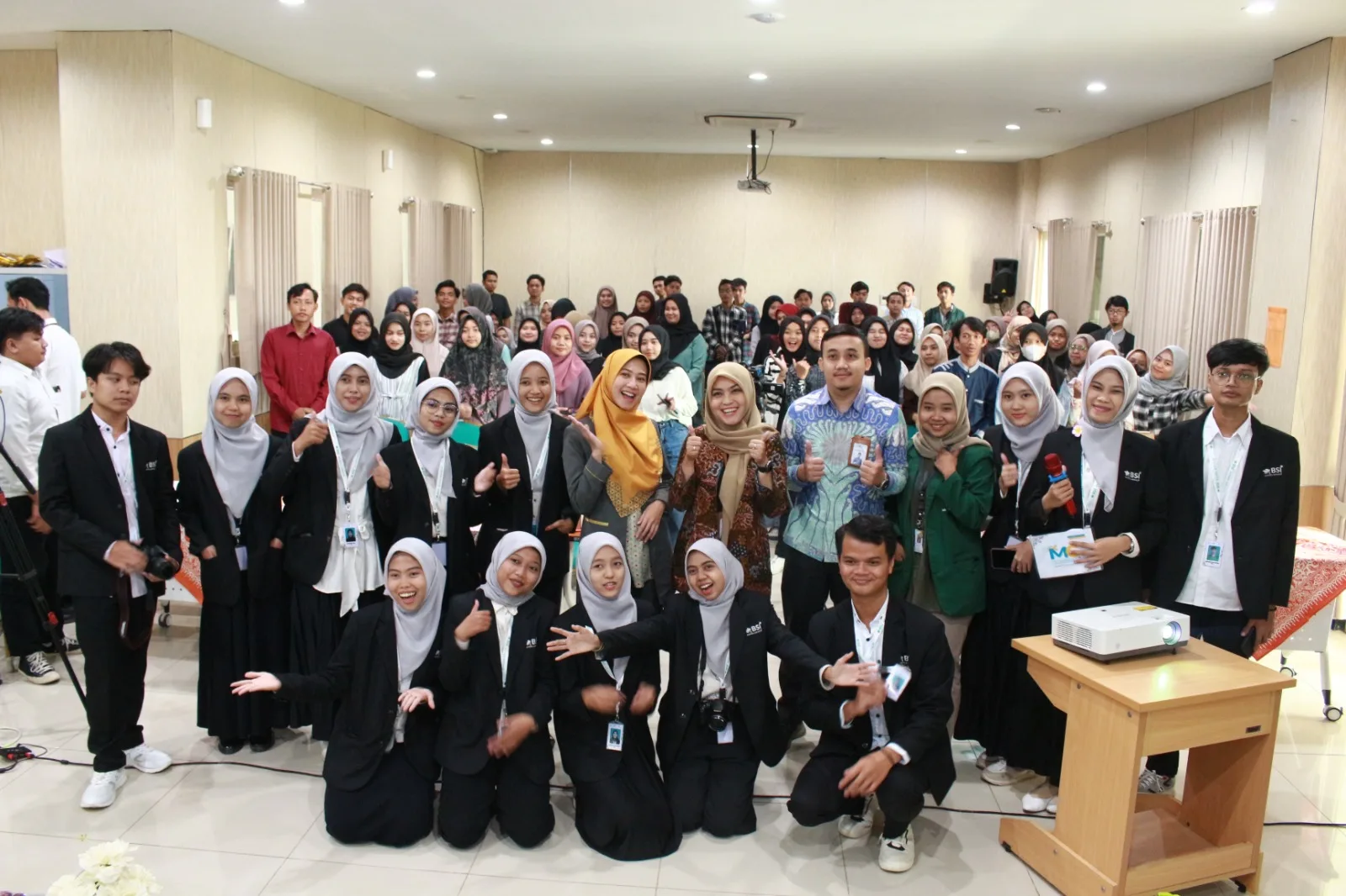 Pelajar dan mahasiswa penerima beasiswa dari BSI. Ist