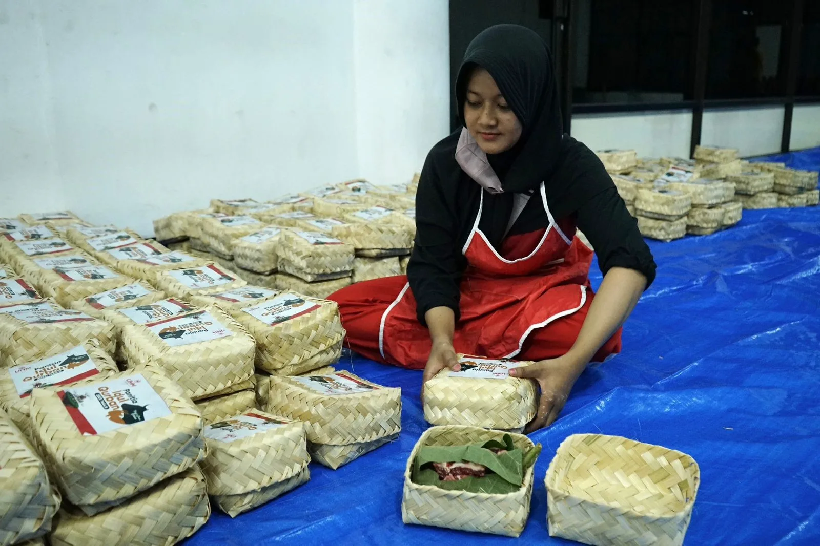 Daging kurban UMM yang dibungkus dengan daun talas dan singkong serta dikemas dalam besek. Ist