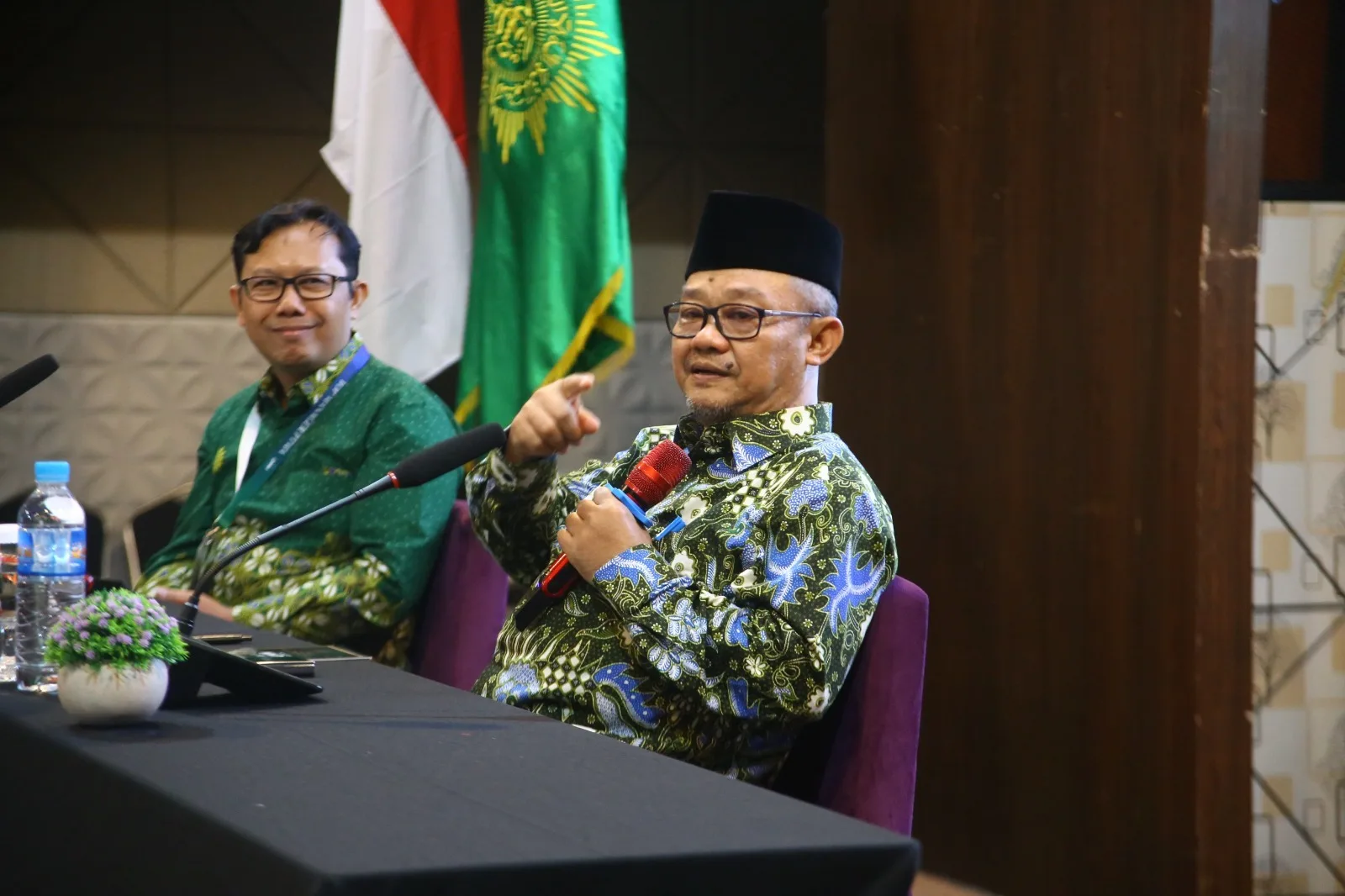 Prof. Abdul Mu’ti, Sekretaris Umum Pimpinan Pusat Muhammadiyah (kanan) dalam Darul Arqam Top Manager Perguruan Tinggi Muhammadiyah dan Aisyiyah, di Malang, Rabu (29/6/2024). Ist