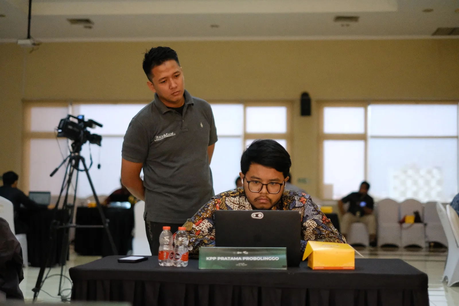 Karyawan di lingkup Kanwil DJP Jatim III mengikuti Olimpiade Excel sebagai salah satu cabang olahraga e-sports, memperingati Hari Pajak 2024, Jumat (12/7/2024). Istimewa