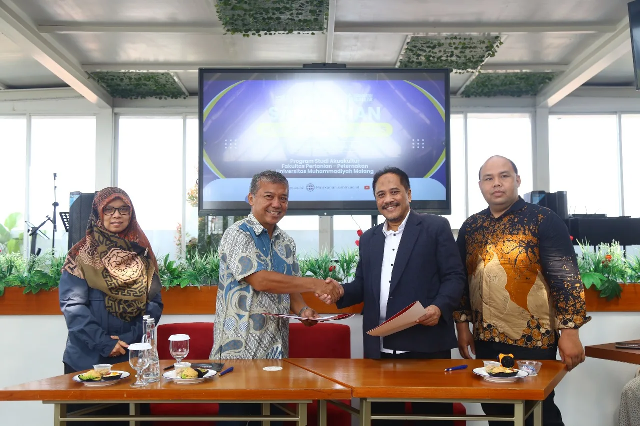 Penandatanganan kerja sama UMM dengan PT. Aqua Prima Sumber Rejeki dalam program CoE Profesional Udang. Ist