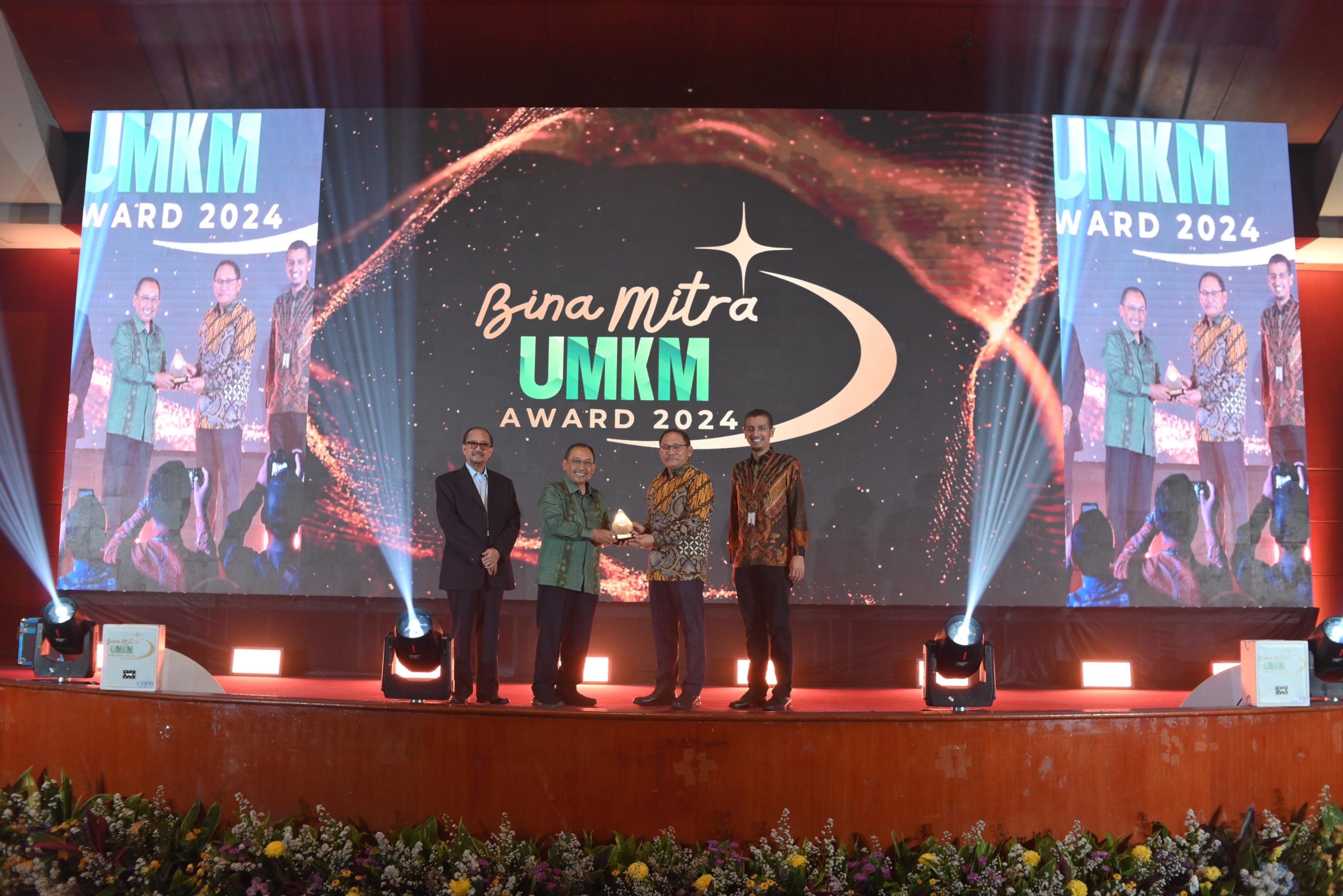 Direktur Eksekutif BSI Maslahat, Sukoriyanto Saputro (kanan) dan Direktur Empowerment and Education BSI Maslahat, Rusdi Musa Ishak (paling kanan) menerima  dua penghargaan Gold untuk dua kategori yaitu Pembina UMKM dan UMKM Binaan pada Bina Mitra UMKM Award 2024 yang di inisiasi CFCD Foundation (Yayasan CFCD) be Kerjasama dengan Kementerian Perindustrian dan Kementerian Koperasi dan UKM, di Jakarta, Sabtu (29/6/2024). Ist.