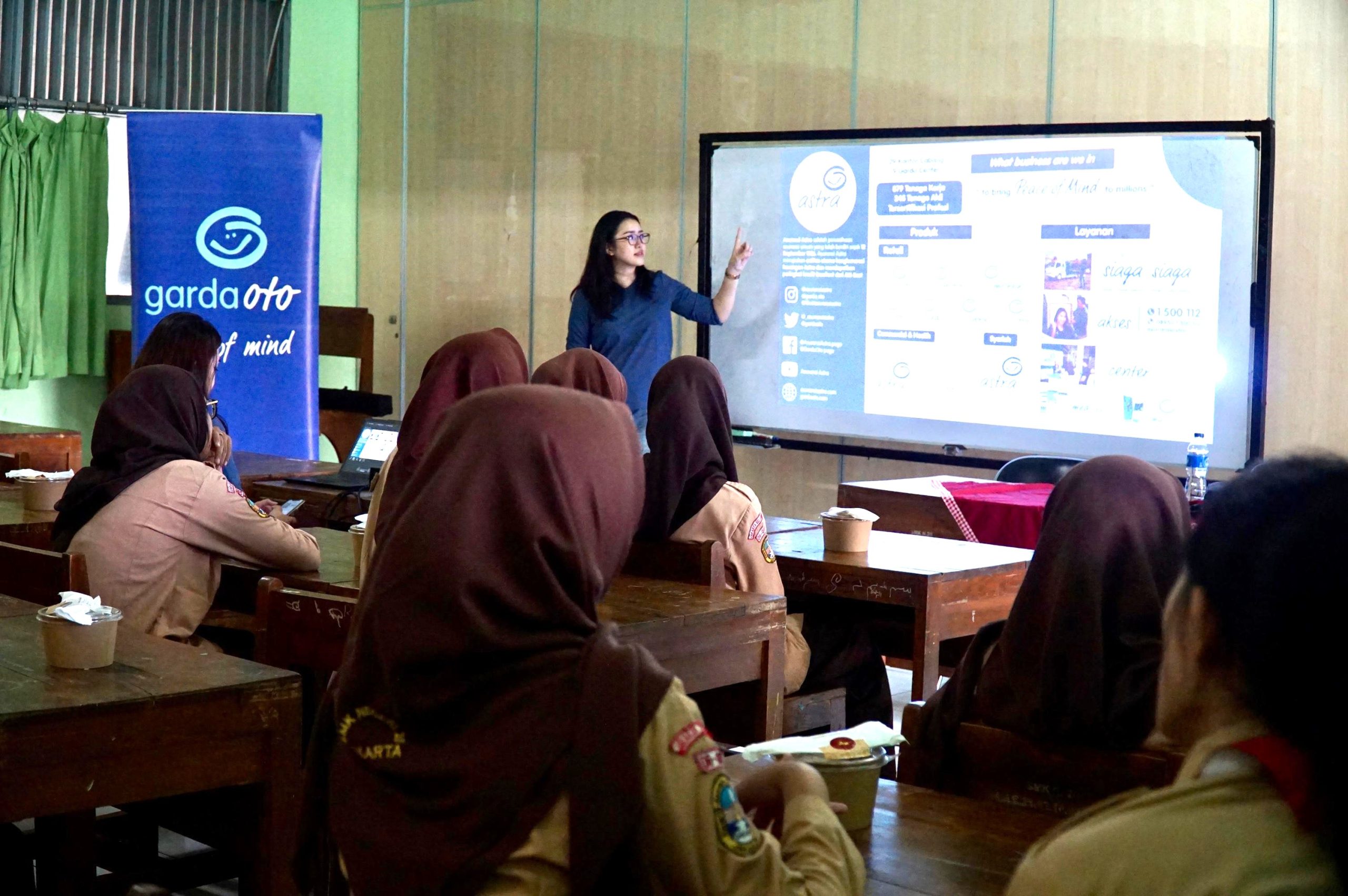Branch Head Asuransi Astra Kelapa Gading, Rizka Addina Kusumadewi, memberikn materi terkait manajemen keuangan kepada siswa dan siswi SMKN 20, Jakarta. Ist