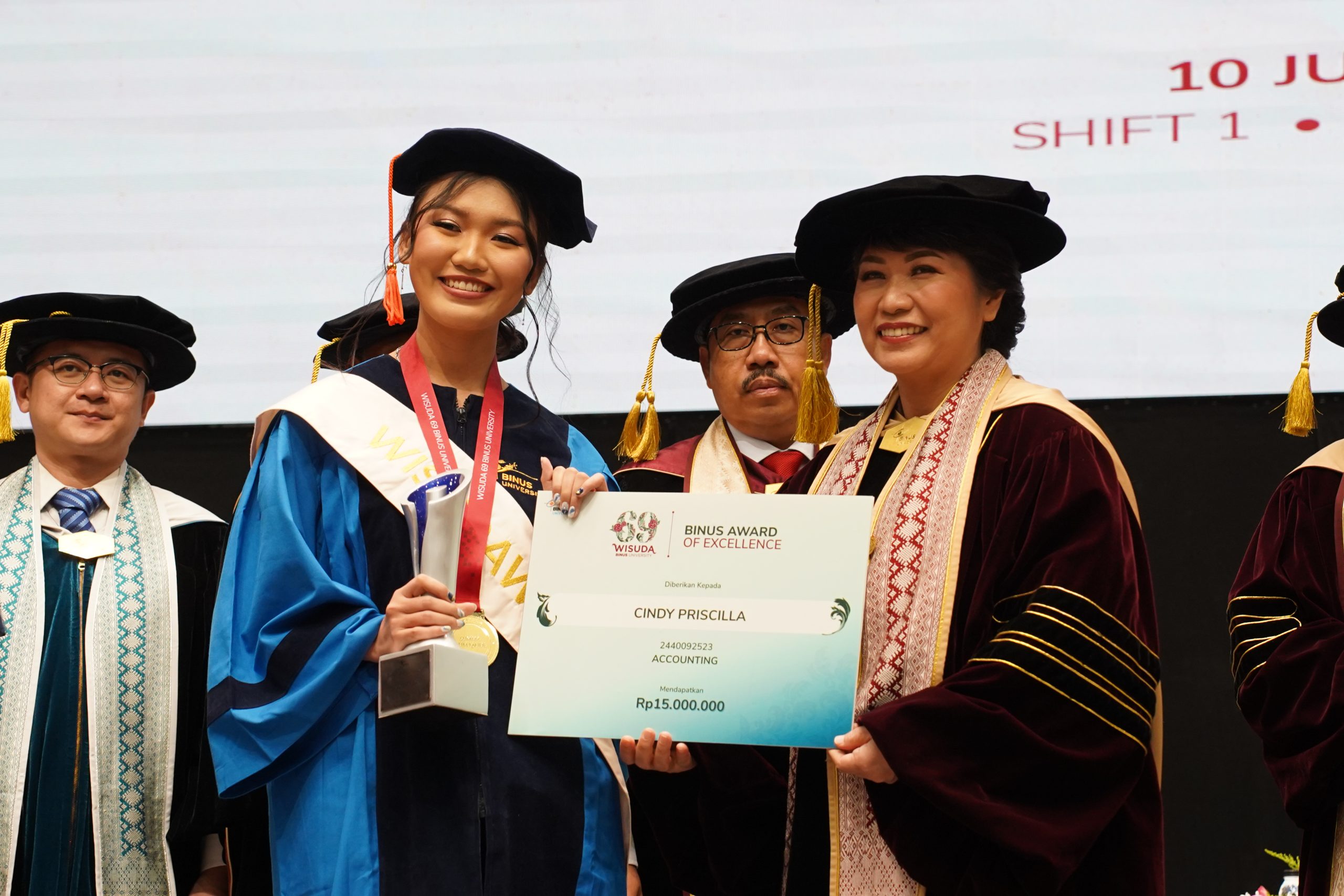 Rektor BINUS University,  Nelly (kanan), memberikan penghargaan kepada wisudawan penerima BINUS Excellence Award. Ist