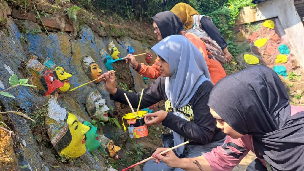 Pegiat kampung tematik merawat Kampung Wisata Topeng Malang Desaku Menanti, Dusun Baran, Kelurahan Tlogowaru, Kecamatan Kedungkandang, Kota Malang. Foto: Dok. Forkom Pokdarwis