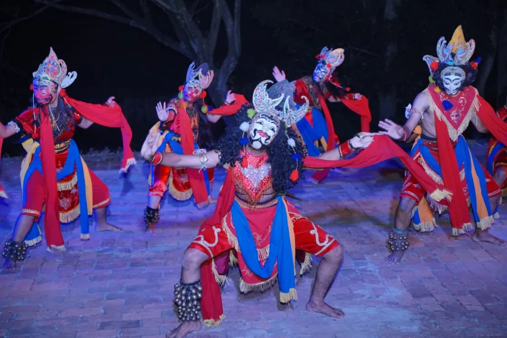 Penari Topeng tampil saat pembukaan Obah Nggedrug Bumi #5 di Latar Seni Winarto Ekram Ngopet, Pendem, Junrejo, Kota Batu, Jawa Timur, kembali dihelat, Senin (1/7). Foto: Dok. Ki Demang