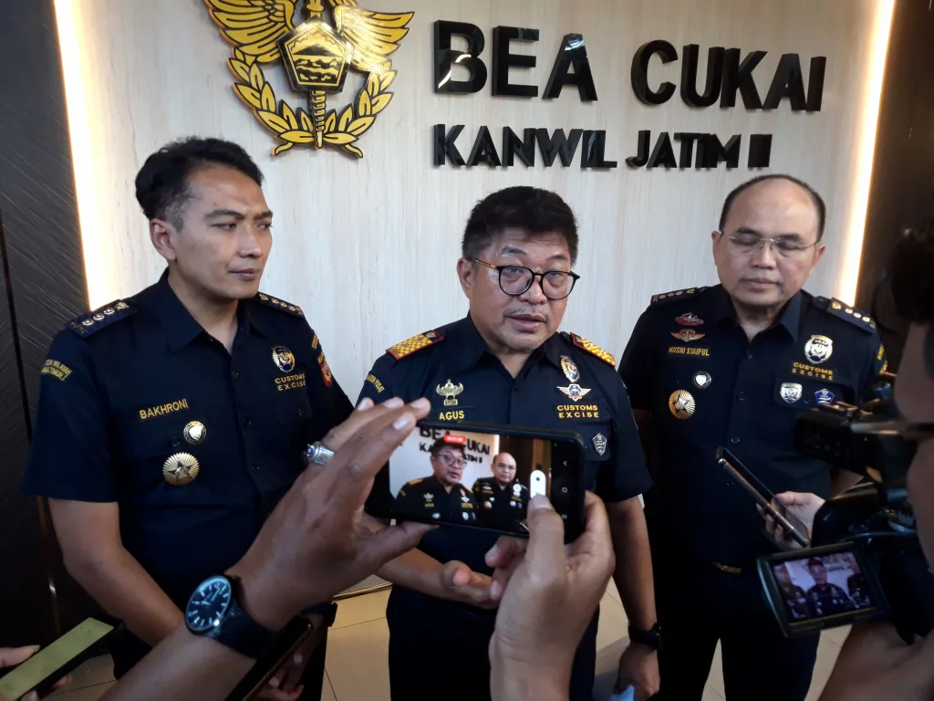Kepala Kantor Wilayah Direktorat Jenderal Bea dan Cukai Jawa Timur 2 Agus Sudarmadi (tengah), Kamis (11/7). Tugusatu/Bagus Suryo