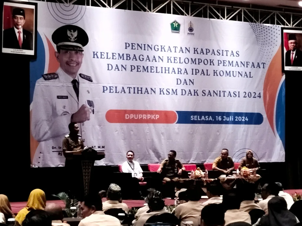 Penjabat Wali Kota Malang Wahyu Hidayat membuka peningkatan kapasitas kelembagaan kelompok pemanfaat dan pemelihara IPAL Komunal dan pelatihan KSM DAK Sanitasi 2024, Selasa (16/7). Tugusatu/Bagus Suryo